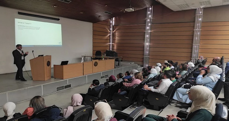 مستقبل إعادة الإعمار بتقنية النانو في محاضرة لباحث دولي على مدرج الفيزياء بكلية العلوم.