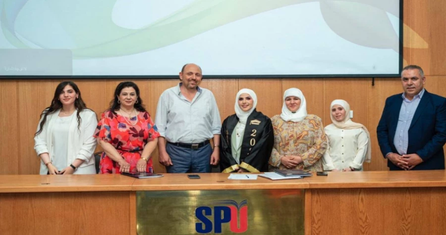 إنجاز غير مسبوق: الطالبة ديمة الكراد تحصل على العلامة الكاملة في مشروع تخرجها بكلية الطب