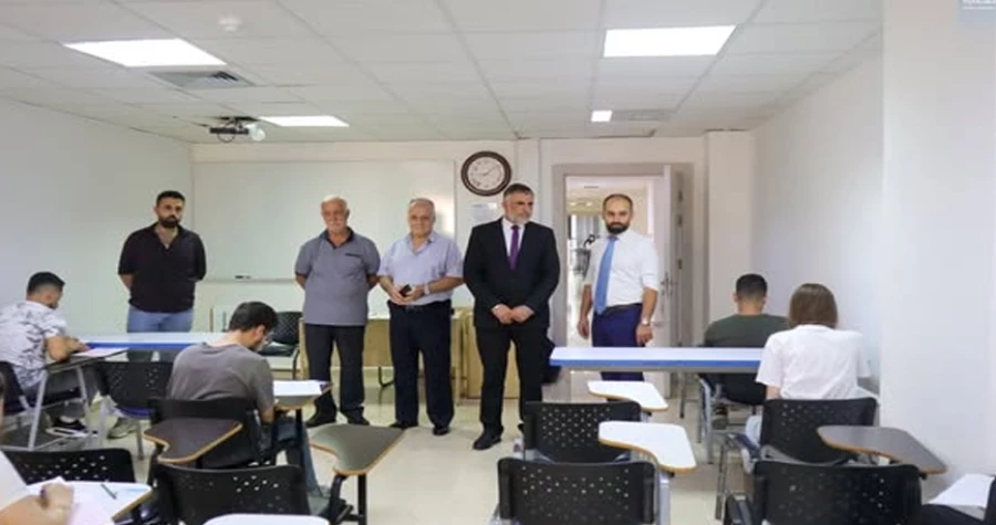 رئيس جامعة المنارة يتفقد سير الامتحانات النهائية ويشيد بالانضباط