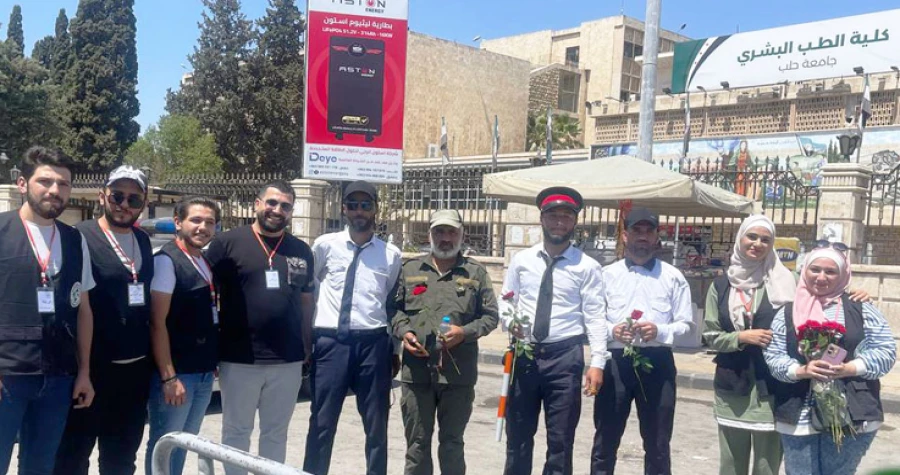 طلاب جامعة قرطبة يوزعون الورود والمياه الباردة على شرطة المرور في مدينة حلب