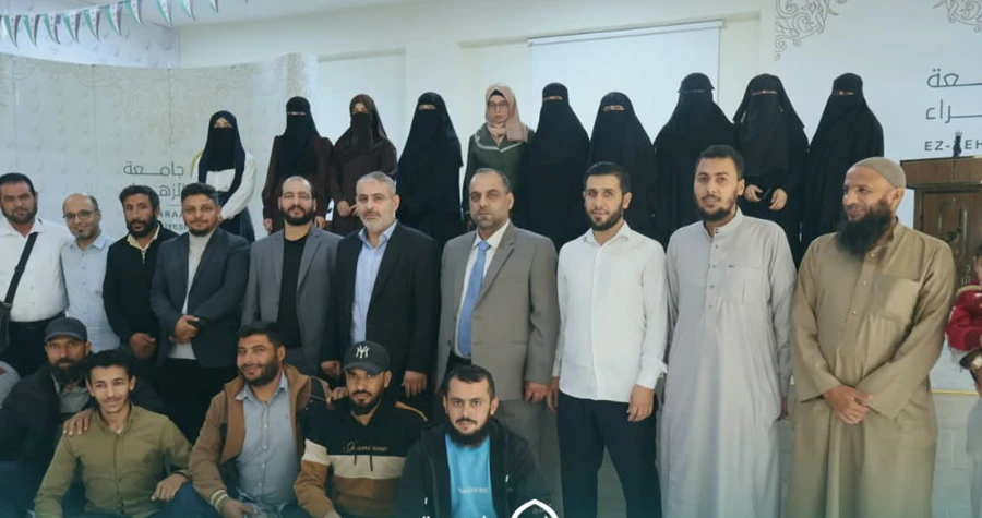 طلاب كلية الشريعة والدراسات الإسلامية بجامعة الزهراء يكرمون أساتذتهم في جامعة الزهراء
