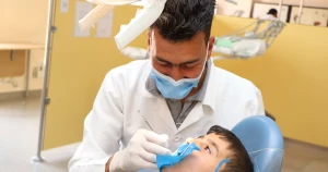 الجامعة الدولية الخاصة للعلوم والتكنولوجيا تُعزّز دورها المجتمعي من خلال تقديم خدمات طبية مجانية في عيادات طب الأسنان