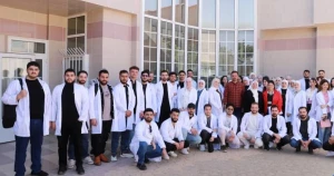 كلية الطب بجامعة القلمون تواصل تدريبها السريري بزيارة ميدانية لفحص القدرة البصرية للأطفال