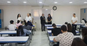 رئيس جامعة المنارة يتفقد سير العملية الامتحانية ويؤكد على توفير بيئة ملائمة للطلبة