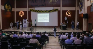 كوكبة من طلاب الهندسة البترولية في الجامعة العربية الخاصة يستعرضون مشاريع تخرجهم